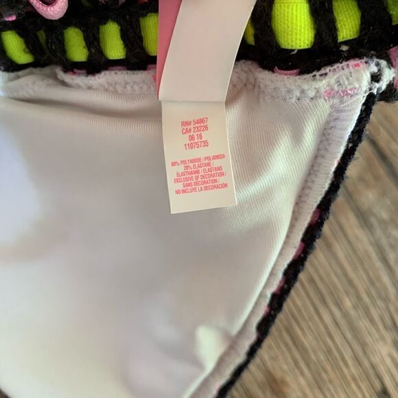 VICTORIA'S Secret Crochet print bikini size Medium - Picture 5 of 8